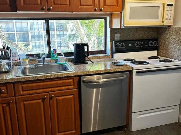 17021 N Bay Rd APT 327, Sunny Isles Beach, FL 33160