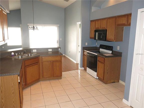 3rd image of 561 Hampshire Ln