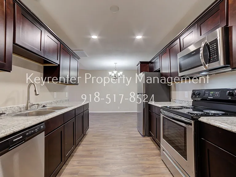 S 79th E Ave Duplex — Photo 26