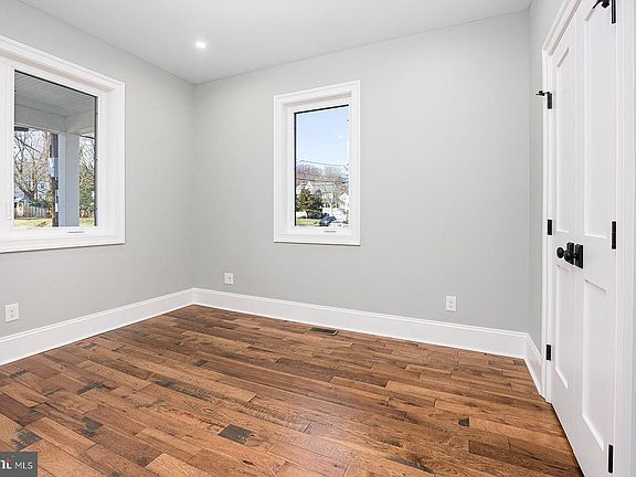 4th image of 607 Summer St