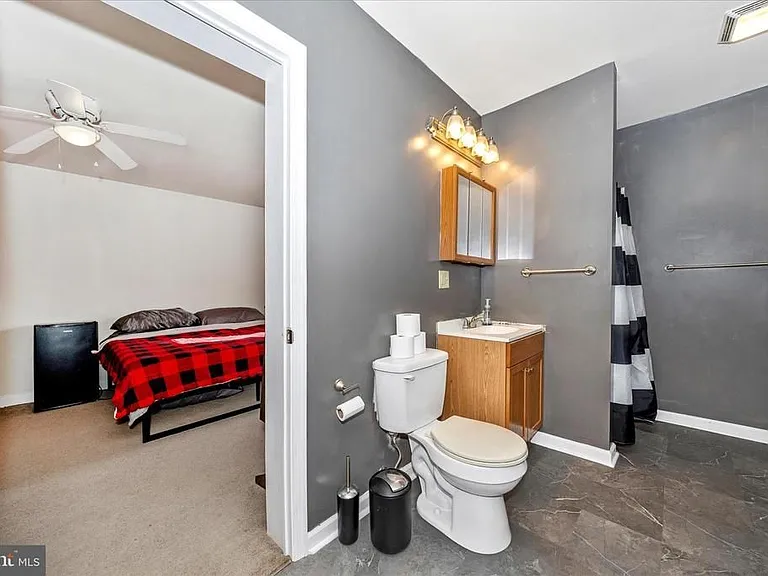 241 N Franklin St — Photo 34