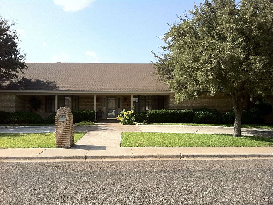 Front of house w circle drive