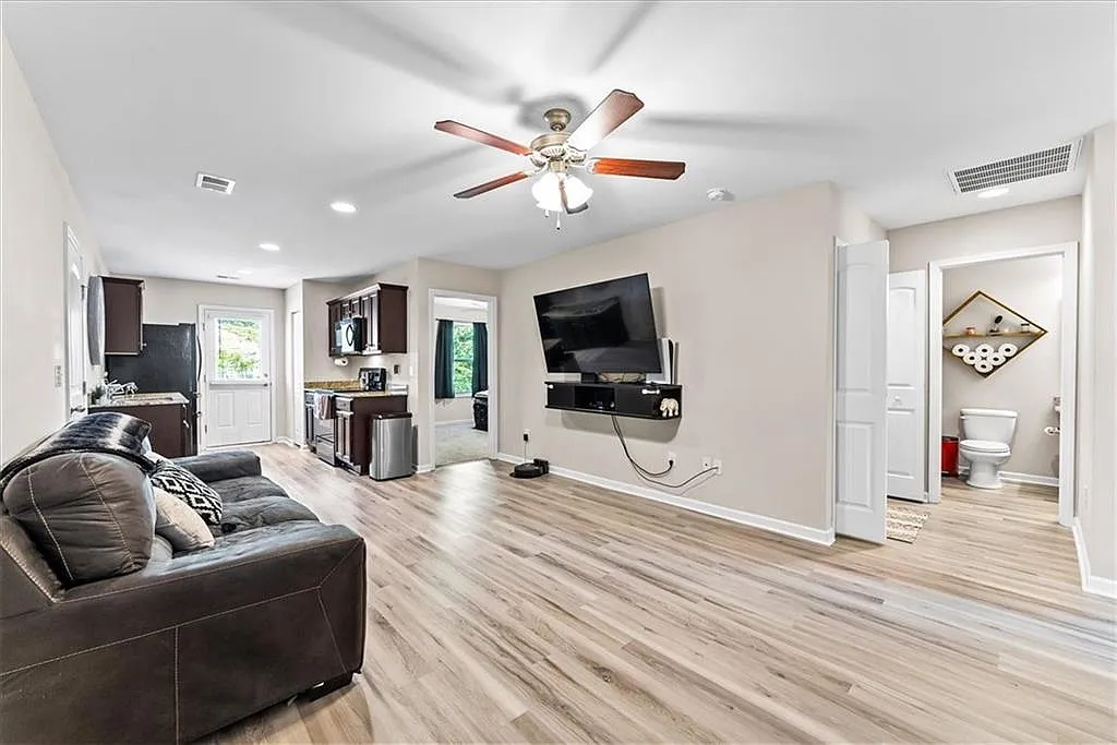 3 bed, 1014 sqft, $1,800 — Photo 4
