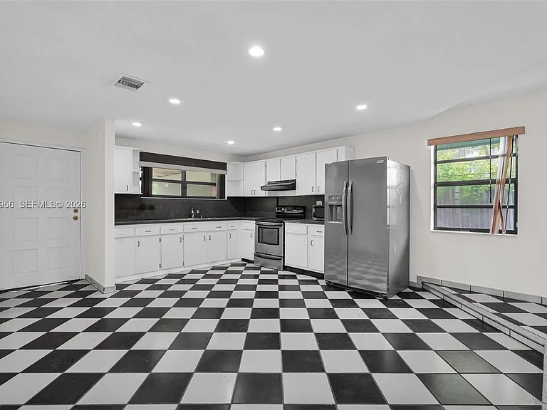 81 NW 41st St #2 — Photo 4