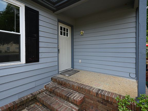 3rd image of 619 Cahaba Manor Trl