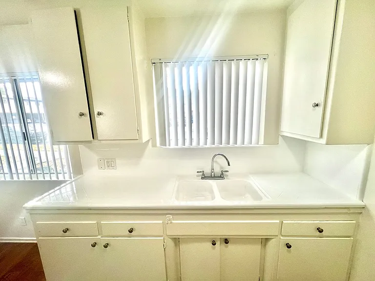8445 Amigo Ave Northridge, CA 91325 — Photo 3