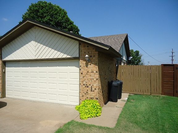 4th image of 2313 Glenmore Pl
