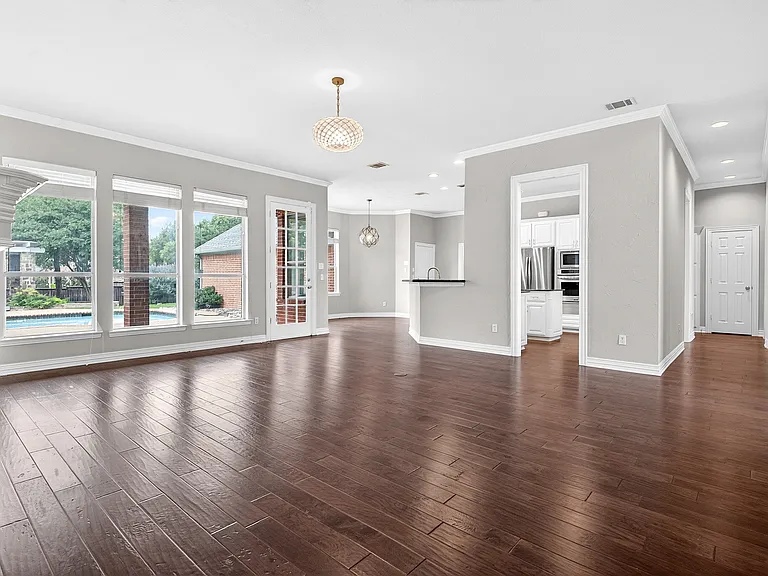 1210 Forest Hills Dr — Photo 7