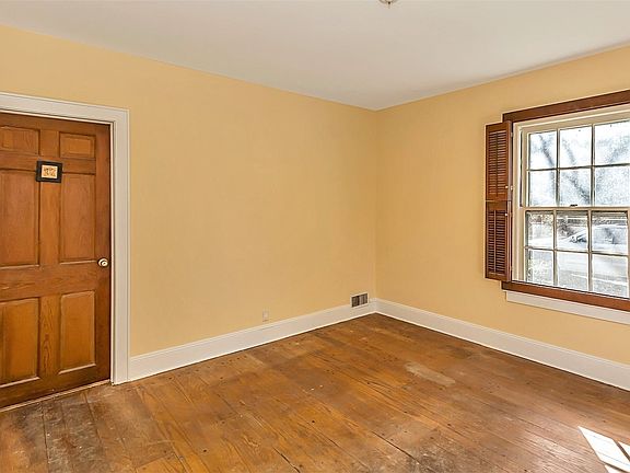 4th image of 16 Old Northport Rd