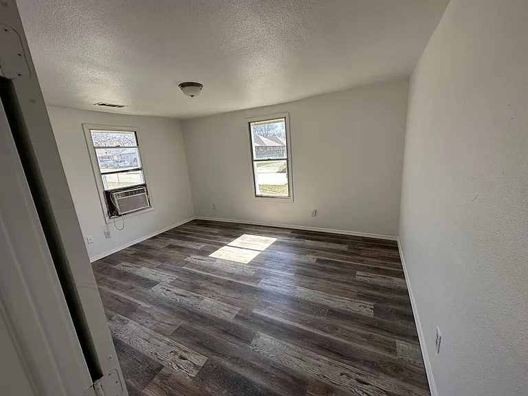 516 E George St — Photo 9