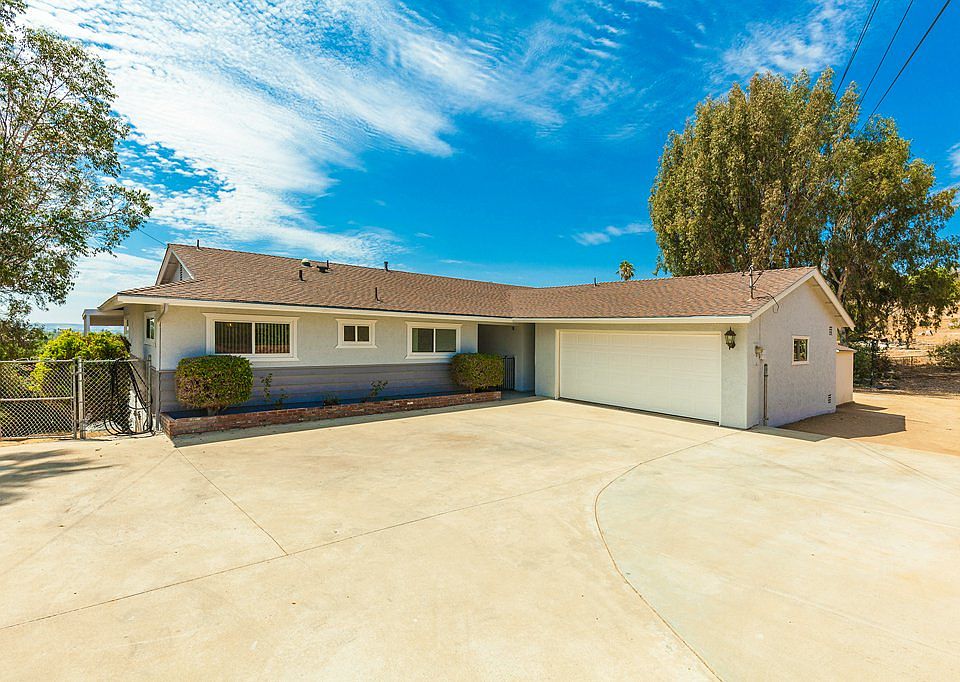 1st image of 370 Hidden Lake Ln