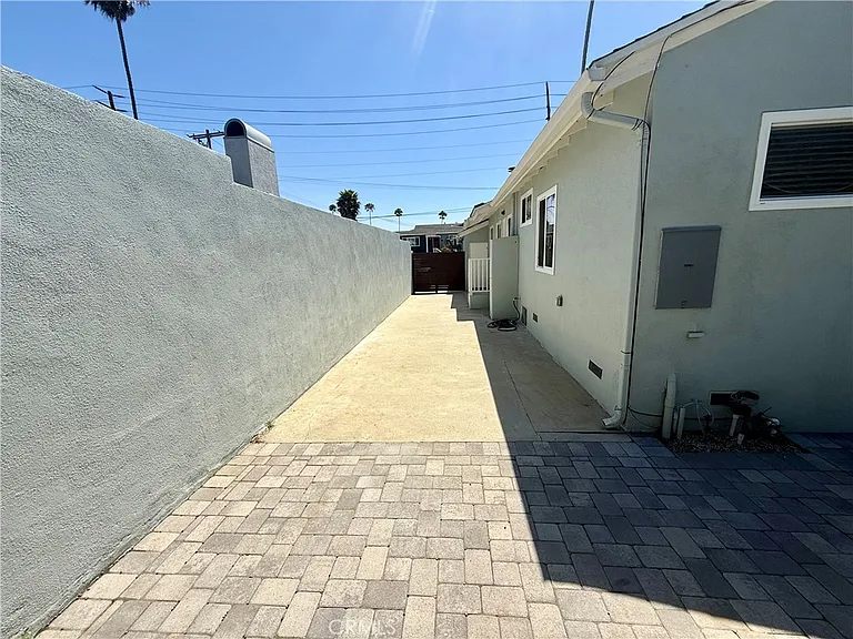 517 Blossom Ln — Photo 24