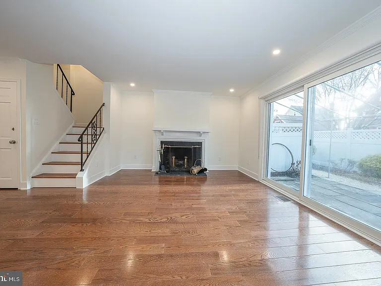 15 Llanfair Rd #A — Photo 4