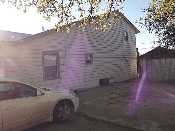 3rd image of 1030 W Crosby St