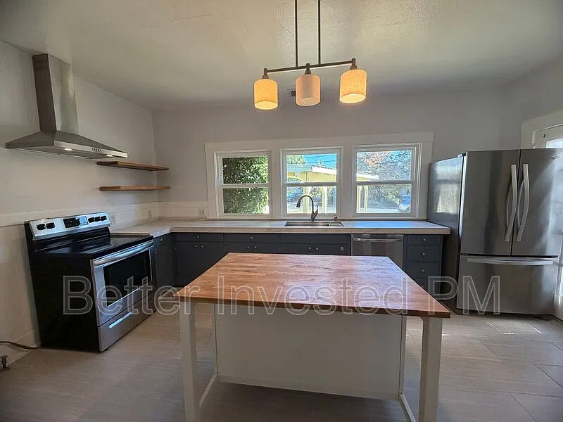 3 bed, 2.0 bath, 1800 sqft, $2,800 — Photo 2