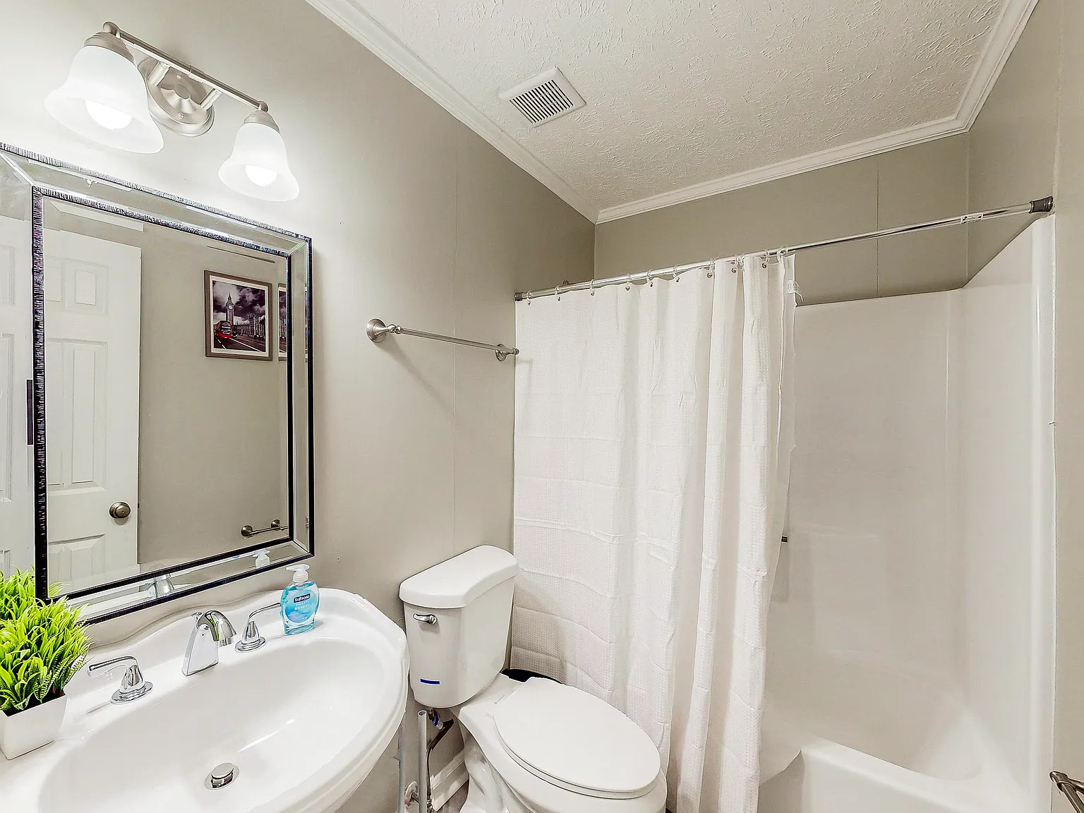 4 bed, 3.0 bath, 1800 sqft, $624 — Photo 4