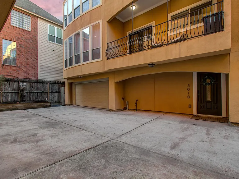 3010 Chenevert St — Photo 36