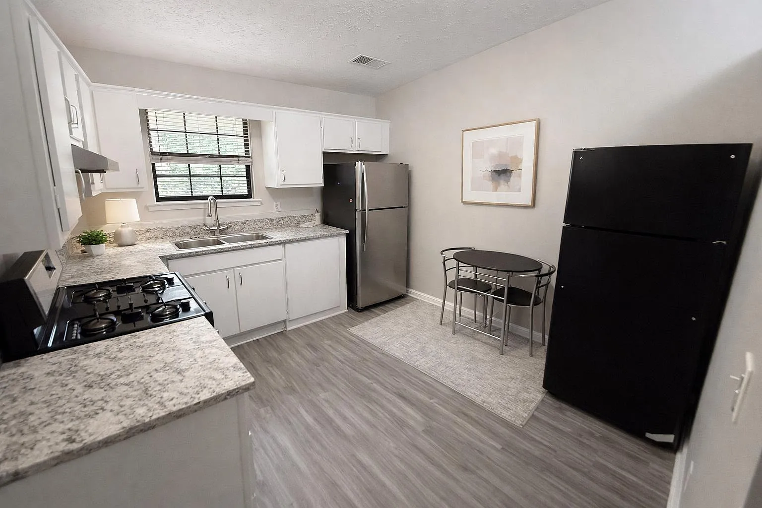 4 bed, 3.0 bath, 1900 sqft, $706 — Photo 2