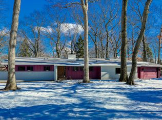 5 Darby Ln, Lincolnshire, IL