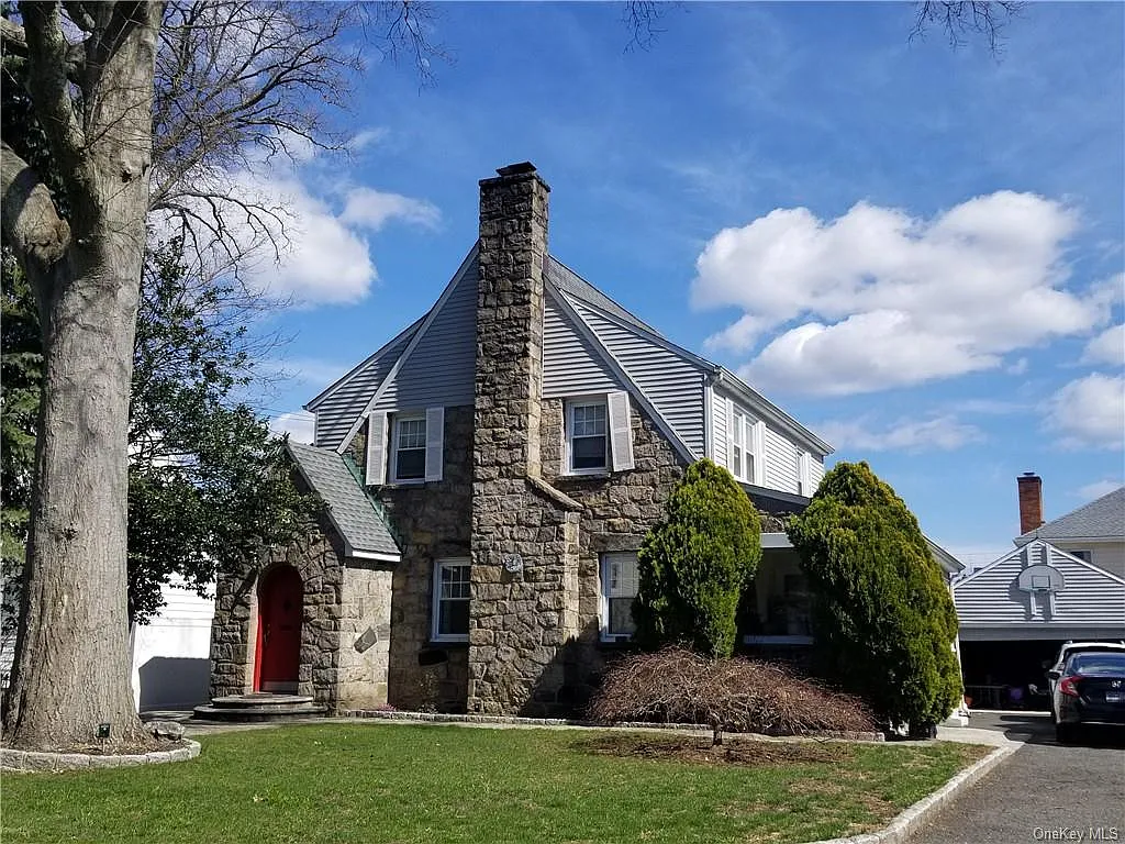 104 Lyons Rd photo 1