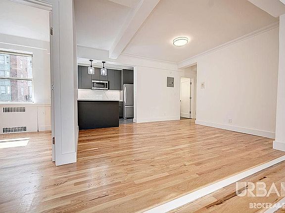 4th image of 10 W 74th St APT 9D