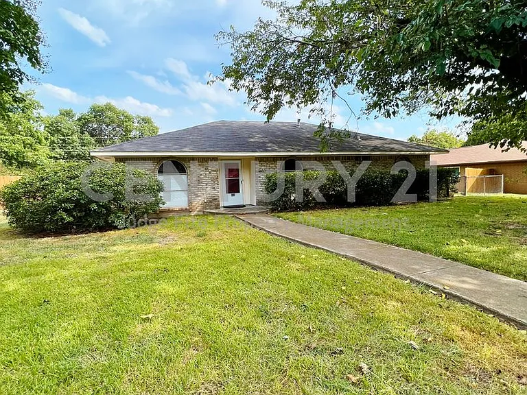 221 Connie Dr — Photo 1