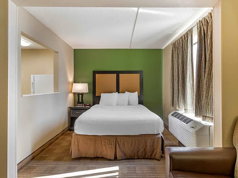 Deluxe Studio - 1 Queen Bed