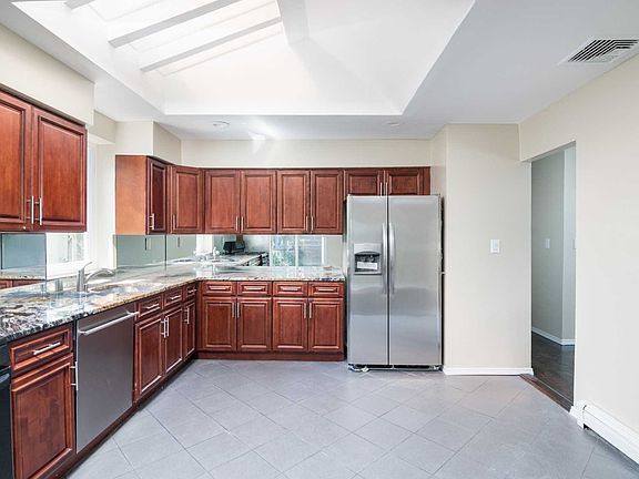 5th image of 126 Bishop Pl