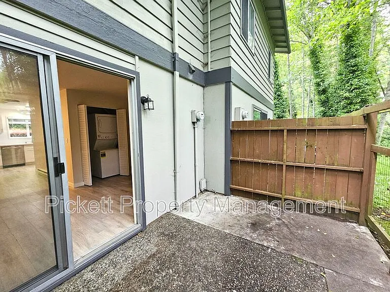 354 NW Edvard St #G — Photo 23