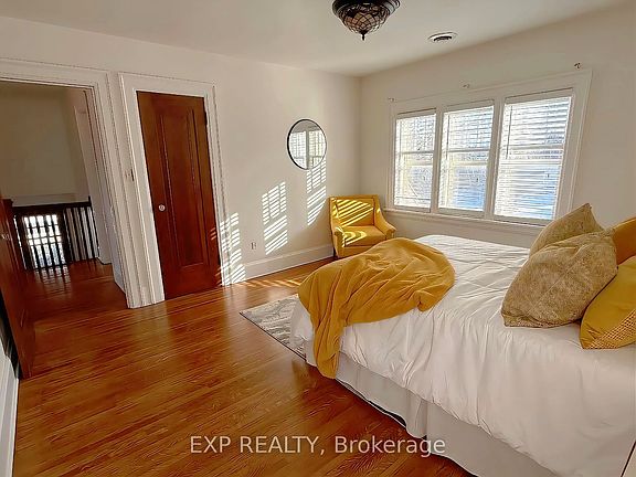 3rd image of 376 King St E