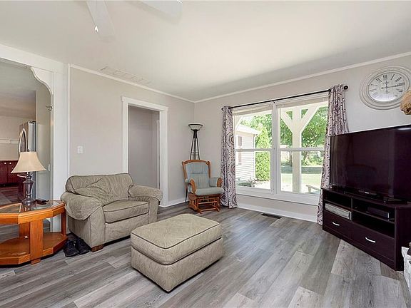 3rd image of 6017 W Pleasant Valley Dr