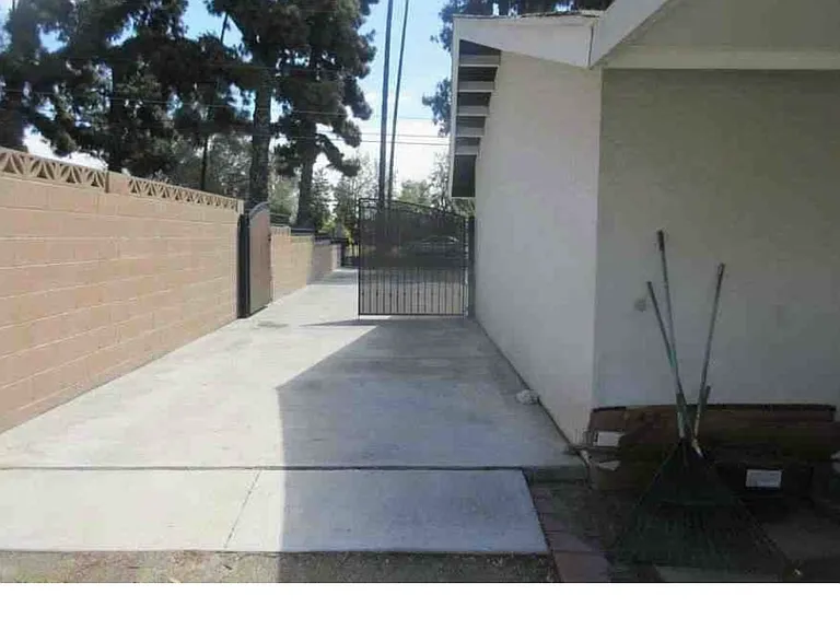 8822 S Maple Ave #9 — Photo 13