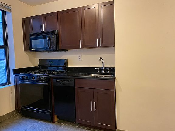 2nd image of 3049 Crescent St APT H3c5