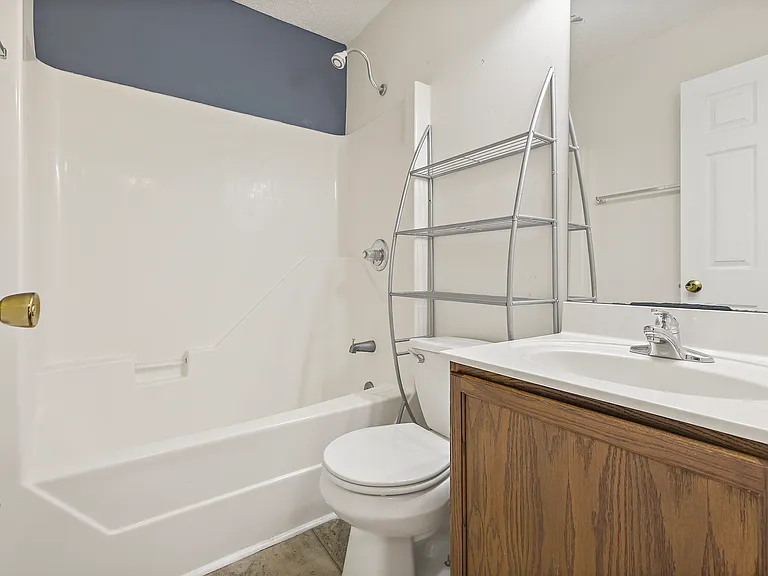 2812 S Greenwood Dr — Photo 2