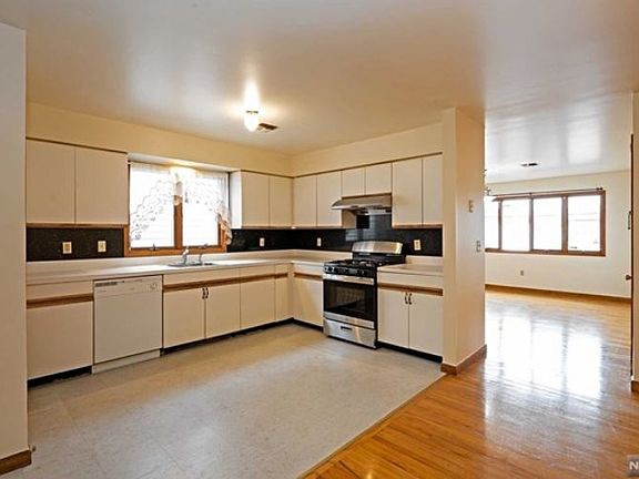 2nd image of 81 Saint Francis St Floor 2
