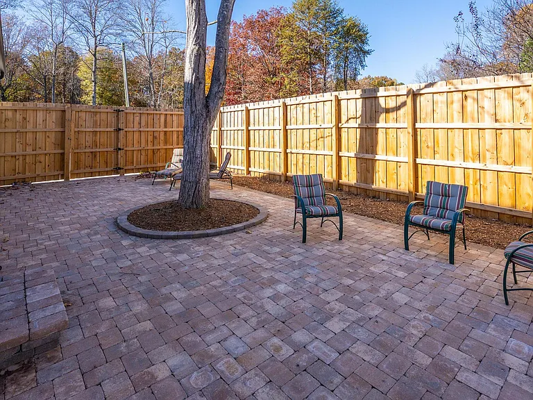 7039 Executive Cir — Photo 38
