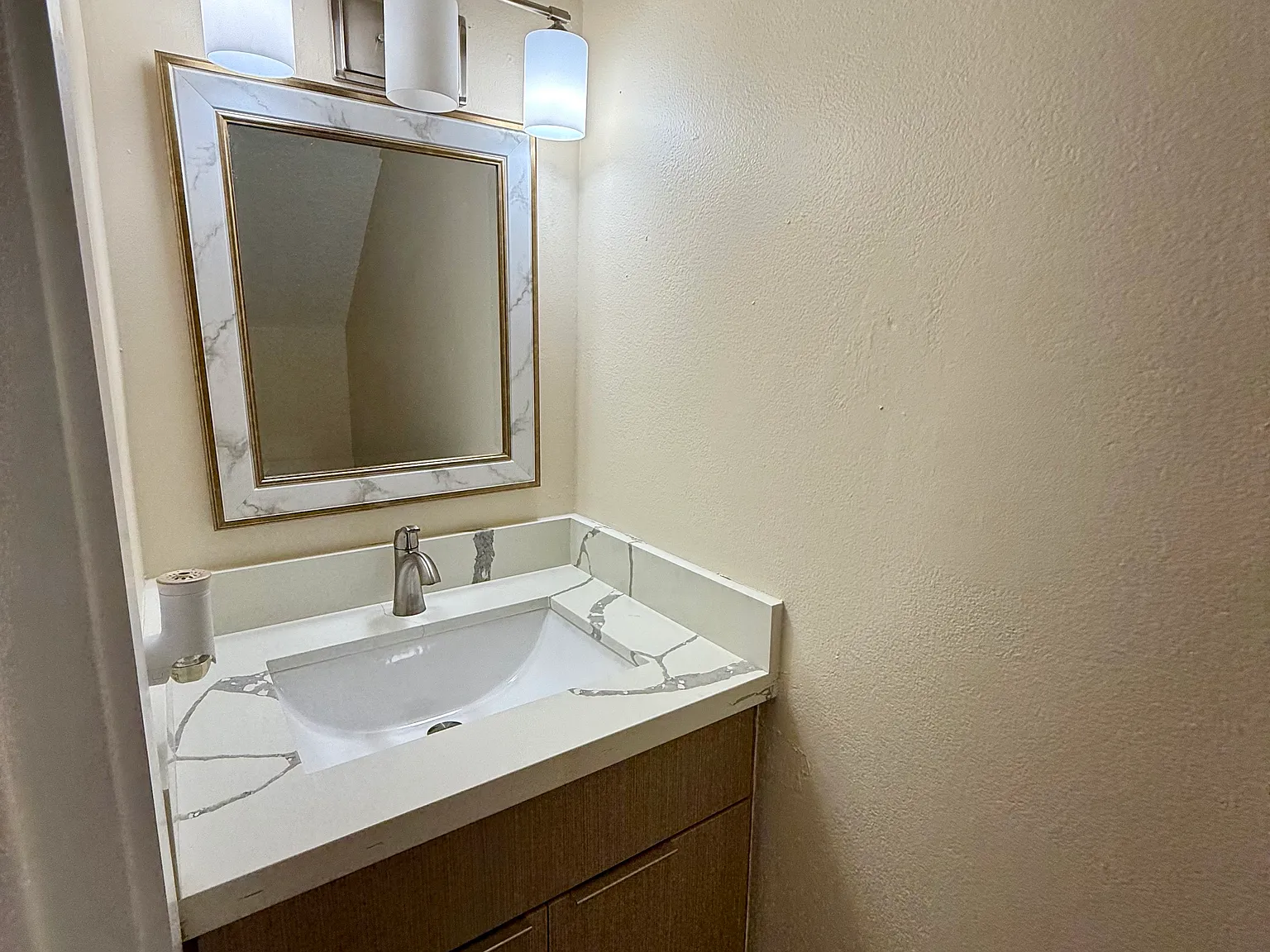 2 bed, 867 sqft, $2,300 — Photo 3