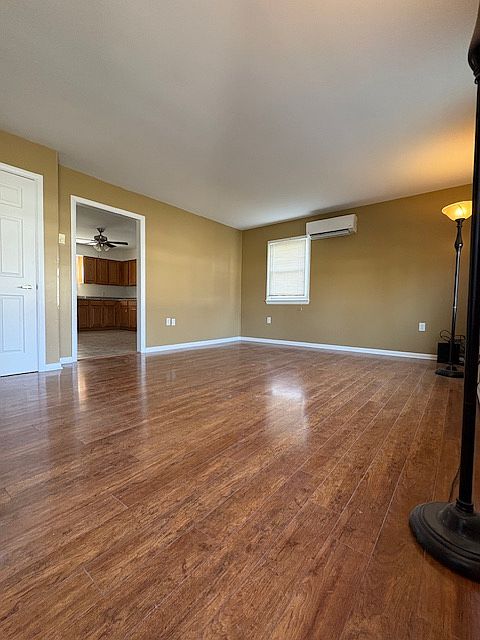1st image of 302 Chester Ct