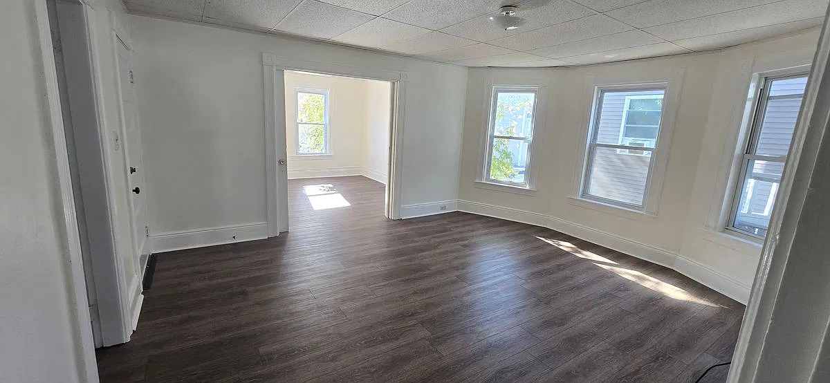 3 bed, 1.0 bath, 1300 sqft, $2,500 — Photo 3