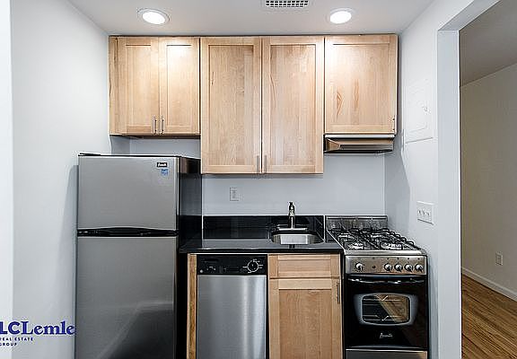2nd image of 204 E 84th St #28