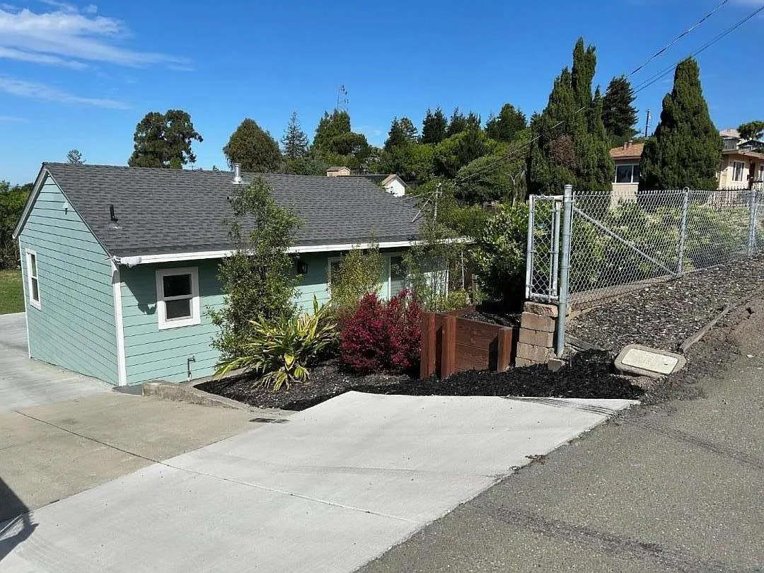 5025 Hilltop Dr photo 1