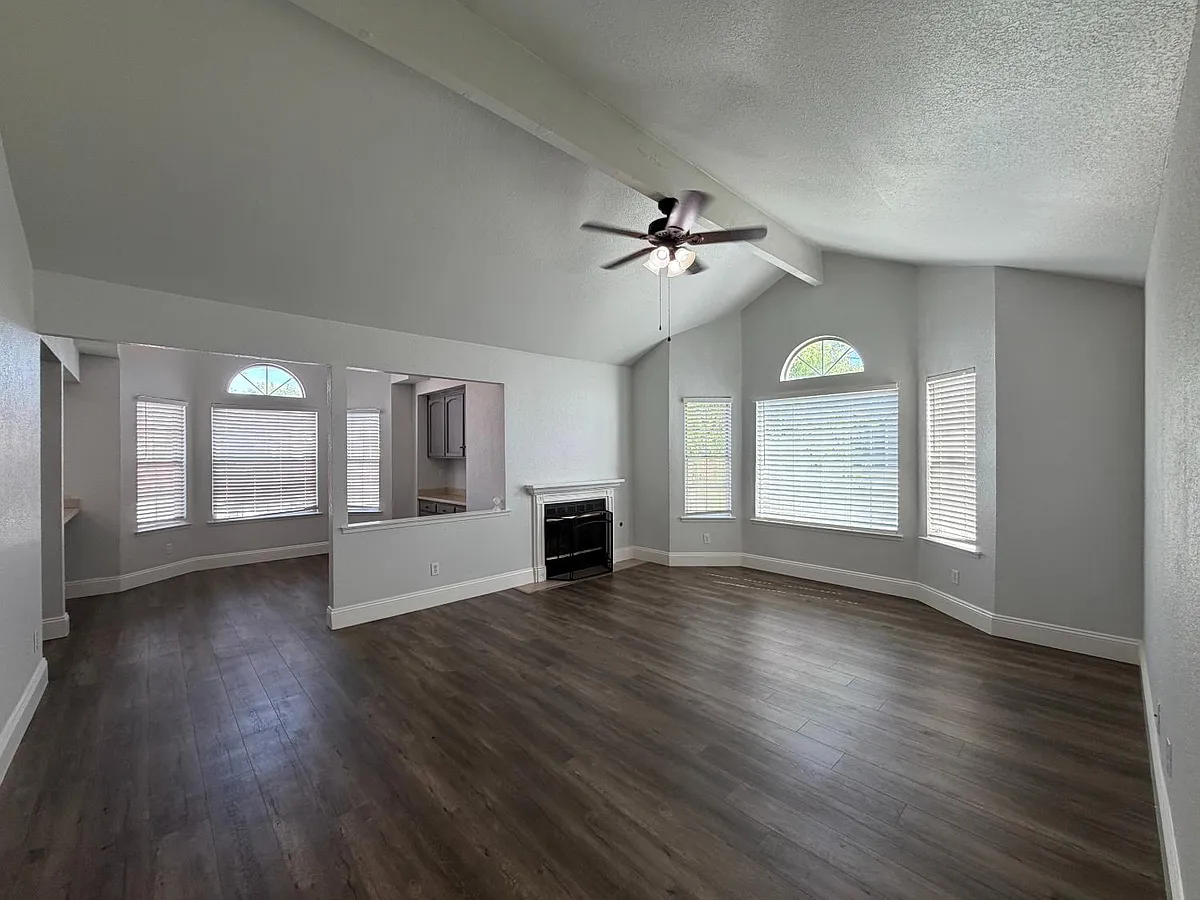 Building Photo - 8153 N Cedar Ave #225