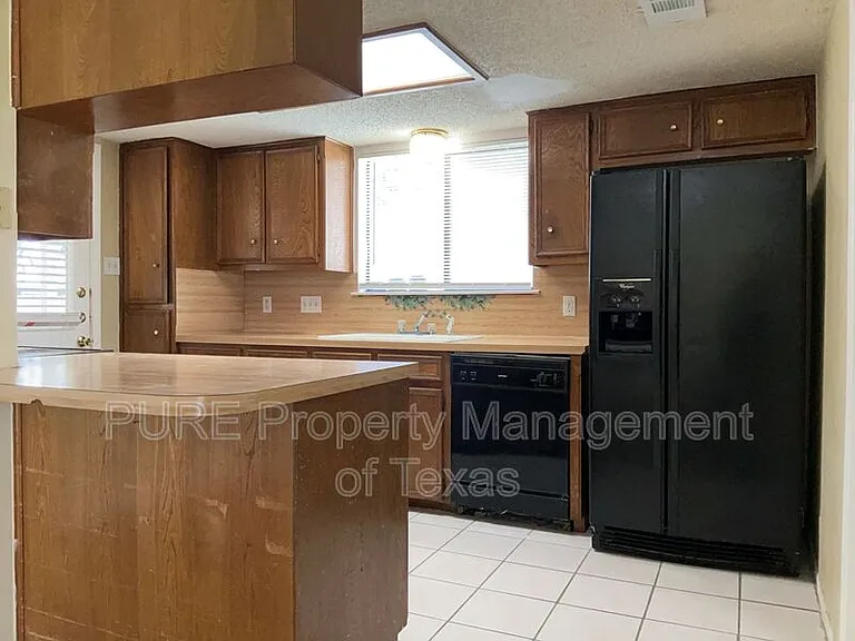 604 Country Aire Dr #B — Photo 7