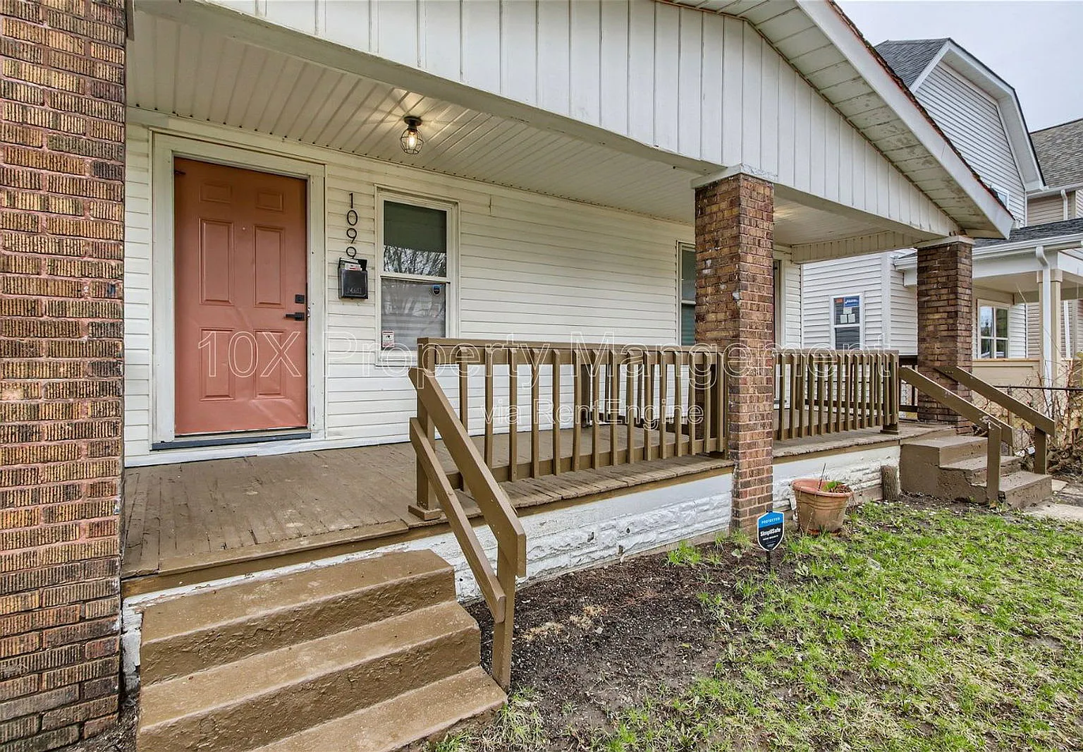 3 bed, 1.0 bath, 1200 sqft, $1,300 — Photo 2