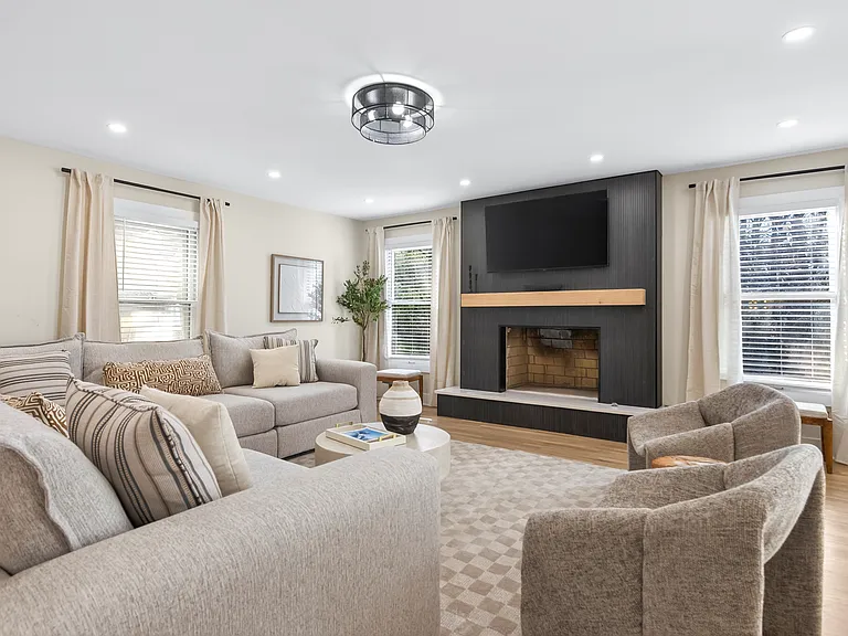 310 Rivoli Cir — Photo 4