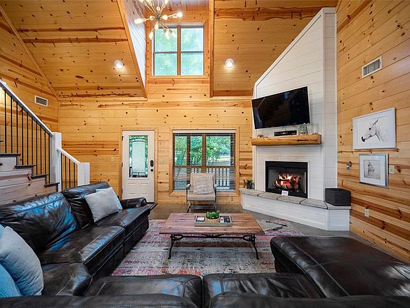 3rd image of 389 Poplar Cir