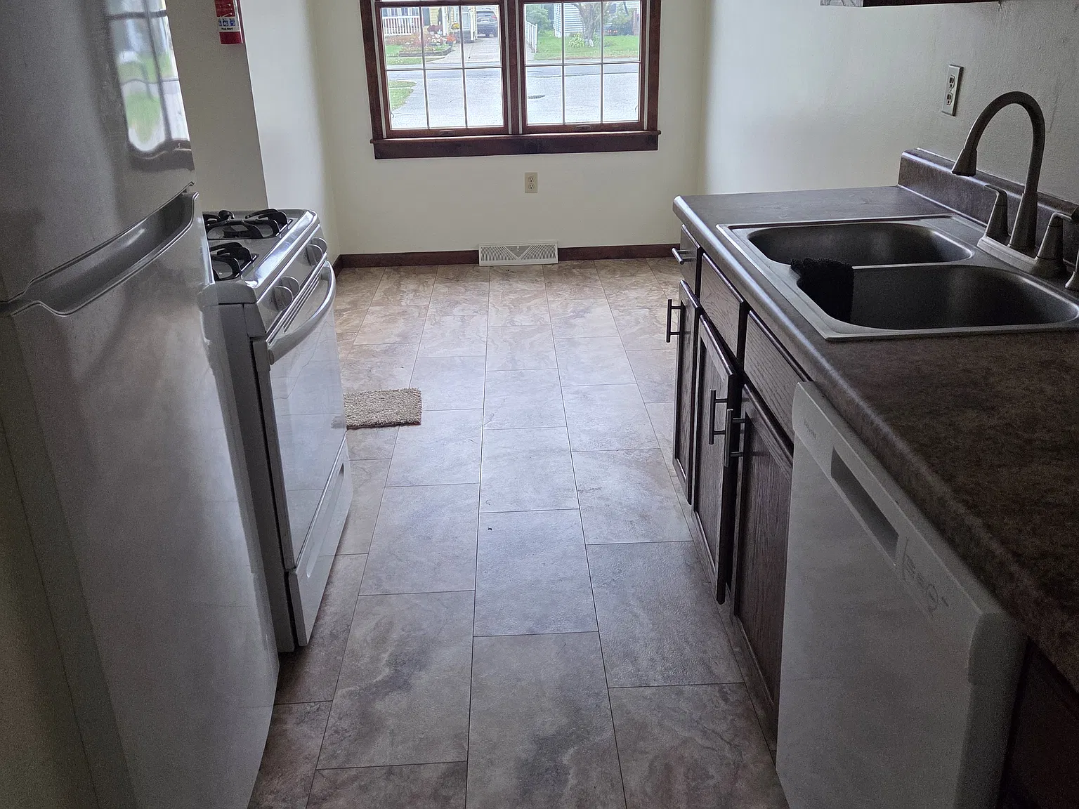 2 bed, 1.5 bath, $975 — Photo 2