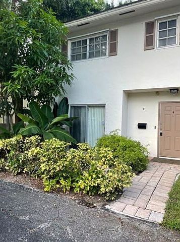 1st image of 3141 N Palm Aire Dr #1