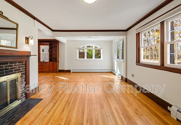 61 Woodlawn Ave — Photo 4