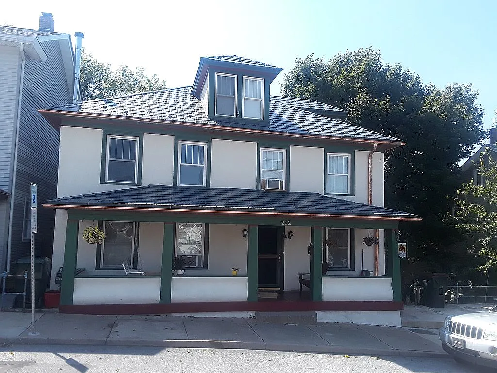 212 E High St photo 1